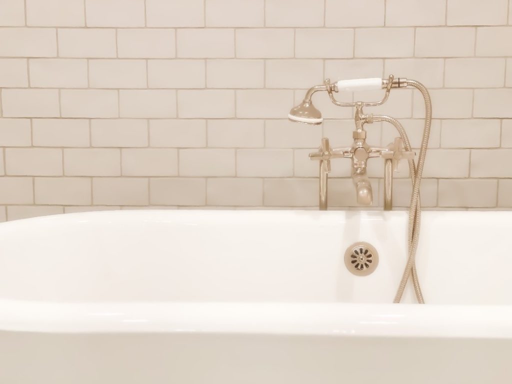 Watch out for these common tub-resurfacing problems, and find their solutions in this article!