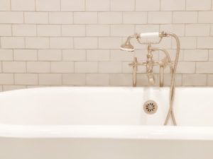 Watch out for these common tub-resurfacing problems, and find their solutions in this article!